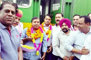 Rajasthan Railway News: बाड़मेर-हरिद्वार स्पेशल ट्रेन का संगरिया रेलवे स्टेशन पर ट्रेन पायलट का माल्यार्पण कर तथा लड्डू खिलाकर स्वागत