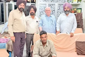 सड़क पर बेसहारा घूम रहे मंदबुद्धि युवक को आश्रम में दाखिल कराया