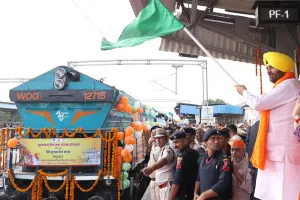सीएम सैनी ने सिरसा से श्री नांदेड़ साहिब के लिए विशेष ट्रेन को हरी झंडी दिखाकर किया रवाना