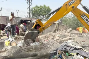 Sirsa Bulldozer Action: मेला ग्राउंड में फिर चला बुलडोजर, सरकारी जमीन से हटाए अवैध कब्जे