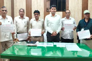 जनगणना के पहले चरण को रिकॉर्ड समय में पूरा करने वाले प्रगणक व सुपरवाइजर को किया सम्मानित