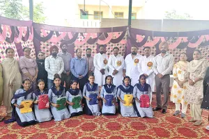 Welfare Work: संगरूर के डेरा श्रद्धालुओं ने 350 बच्चों को बांटी मुफ्त वर्दियाँ 