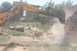 औरंगाबाद में अवैध कब्जों पर चलाया पीला पंजा
