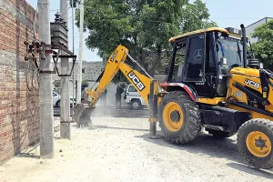 Amritsar Bulldozer Action: नई विकसित हो रही 2 अनाधिकृत कॉलोनियों पर चला पीला पंजा