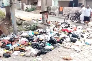 सफाई कर्मियों की अनिश्चितकालीन हड़ताल, बरेटा के रिहायशी क्षेत्र में बने कूड़े के डंप 