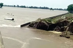 तूफान ने मचाई भारी तबाही, तीन जगहों पर टूटे रजबाहे, हजारों एकड़ जमीन में भरा पानी 