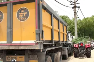 ओवरटेक पड़ा भारी: तेज रफ्तार डंपर ने ट्रैक्टर को मारी टक्कर, किसान की मौत