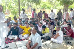 भिवानी में रेहड़ी चालक, व्यापारी व राजनीतिक नेताओं के साथ बैठे धरने पर