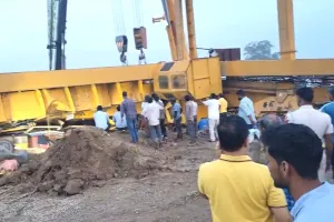 तेज आंधी में गिरी क्रेन, निर्माण साइट पर 3 मजदूरों की मौत