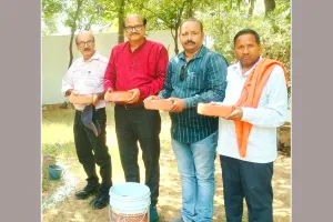 Sach Kahoon 24th Anniversary: राष्ट्रीय दैनिक सच कहूँ की वर्षगांठ पर फिरोजाबाद-शिकोहाबाद में पक्षियों के लिए रखे गए दाना-पानी के सकोरे