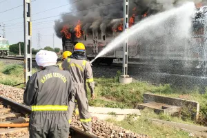 Goods Train Fire: डीएफसी कॉरिडोर पर मालगाड़ी के डिब्बे में लगी भीषण आग, दमकलों ने पाया काबू 