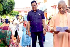 गोरखनाथ मंदिर में CM योगी का जनता दर्शन, 200 लोगों की सुनी समस्याएं