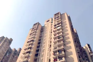 मां पर चाकू से  हमला कर युवक ने पांचवीं मंजिल से लगाई छलांग