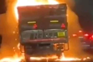 Truck Catches Fire: गोल्फ कोर्स एक्सटेंशन रोड पर ट्रक में लगी भीषण आग, ड्राइवर ने कूदकर बचाई जान