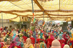 पाइपलाइन से कनेक्शन की मांग को लेकर धरना 21वें दिन भी जारी