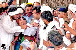 टी-कनेक्शन की मांग पर चानौत के ग्रामीणों का शक्ति प्रदर्शन, उपायुक्त को सौंपा ज्ञापन