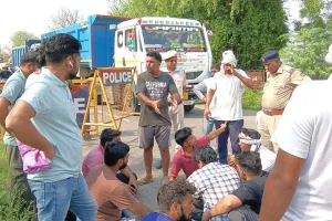 बिजली संकट से नाराज ग्रामीणों ने किया हांसी-बरवाला रोड जाम, आश्वासन के बाद खोला