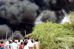 कबाड़ के ढेर में लगी भयंकर आग, पुलिसकर्मी गंभीर रूप से झुलसा