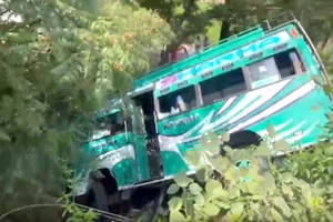 Bus Accident: कठुआ में श्रद्धालुओं से भरी मिनीबस खाई में गिरी, 23 घायल