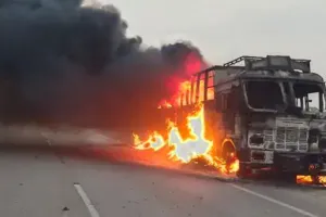 बीजों से भरे ट्रक में लगी भीषण आग, वाहन जलकर खाक