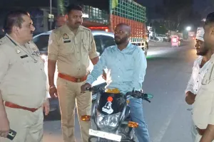 Traffic Challan: चौकी प्रभारी ने यातायात नियमों के उल्लंघन पर काटे चालान