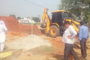 कैराना में बाज नही आ रहे कॉलोनाइजर, अनाधिकृत कॉलोनी पर चला एमडीए का बुलडोजर