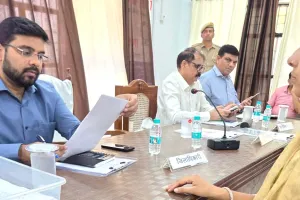 आमजन का जीवन प्रभावित कर रही मीट फैक्ट्री, डीएम से कार्यवाही की मांग