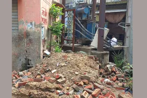 पूर्व सभासद पर ट्रांसफार्मर का चबूतरा तोड़ने का आरोप, मुकदमा दर्ज