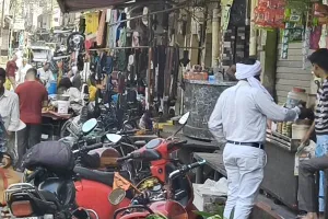 कैराना में श्रम विभाग का रहमोकरम, उड़ रही साप्ताहिक बंदी की धज्जियां
