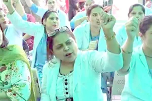 Nurses' Strike: मांगों को लेकर करनाल की स्टाफ नर्सों ने किया कार्य बहिष्कार