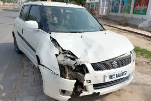 करणी चौक के पास गोवंश से टकराई कार, बड़ा हादसा टला 