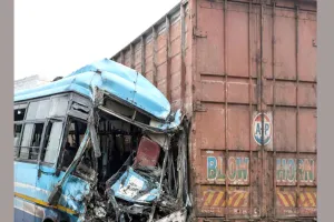 जलपाईगुड़ी में बस-ट्रेलर भीषण टक्कर, 4 की मौत, 57 यात्री घायल