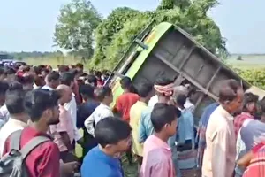West Bengal Bus Accident: हुगली में बस खाई में गिरी, दो महिलाओं की मौत, 30 घायल