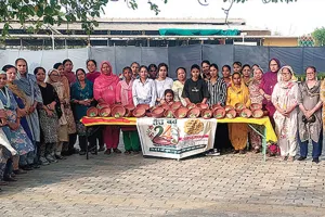 Sach Kahoon 24th Anniversary: मलोट में ‘सच कहूँ’ की 24वीं वर्षगांठ पर साध-संगत ने पक्षियों के लिए दाना-पानी की व्यवस्था की, लगाए सकोरे