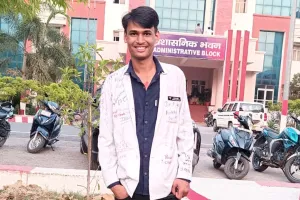 मजदूर के बेटे ने रचा इतिहास, MBBS पास कर बना डॉक्टर, गांव सम्भलहेड़ा में खुशी की लहर