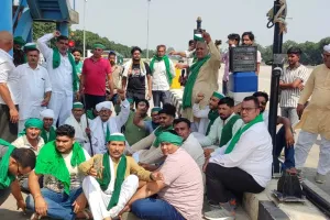 मुझेड़ा टोल प्लाजा पर भाकियू का धरना, कर्मचारियों पर अभद्रता का आरोप