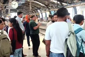 सेक्टर-16 मेट्रो स्टेशन पर व्यक्ति ट्रैक पर कूदा, ट्रेन रोकी गई