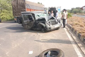 तेज रफ्तार थार डिवाइडर से टकराकर पलटी, तीन घायल