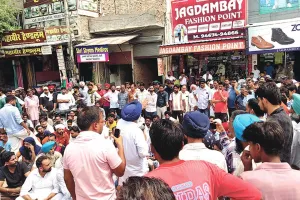 ग्रामीणों ने लगाया धरना, बेवजह चालान और अभद्र व्यवहार के लगाए आरोप