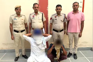 बहन की शादी के लिए खरीदारी करने जा रहे युवक से लूट, पुलिस ने खेतों में दौड़कर दबोचे आरोपी