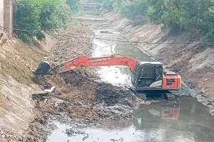 नगर निगम ने बारिश से पहले शुरू की जैकब ड्रेन की सफाई 