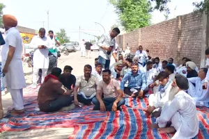 जमीन विवाद में कार्रवाई नहीं होने पर थाने के बाहर दिया धरना