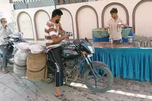 रतिया के इन बच्चों ने छबील लगाकर बुझाई राहगीरों की प्यास