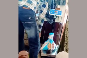 Ration Depot News: इलेक्ट्रॉनिक कांटे पर बाट रखकर राशन तौलते डीलर की वीडियो वायरल