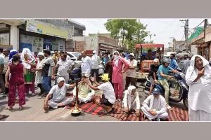 झज्जर चुंगी के पास मेन गली बंद करने पर बवाल, सड़क जाम कर धरने पर बैठे लोग