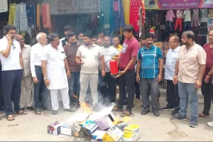 Fire Extinguisher: आगजनी की घटनाओं से दुकानदारों ने लिया सबक, फायर सेफ्टी यंत्र लगवाने पर दिया जोर 