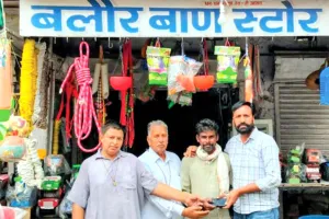 Honesty: मोबाइल फोन असली मालिक को लौटाकर दिया ईमानदारी का परिचय