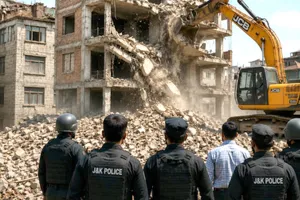 Srinagar Bulldozer Action: श्रीनगर में ड्रग तस्कर पर बड़ी कार्रवाई, 2 करोड़ की अवैध तीन मंजिला इमारत ढहाई