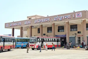 आंधी में उड़े बस स्टैंड के बोर्ड, यात्रियों की बढ़ी परेशानी