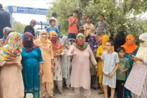  Water Crisis: आठ महीनों से पेयजल संकट से जूझ रहे ग्रामीणों का फूटा गुस्सा, किया प्रदर्शन